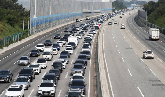 추석 연휴 첫날인 30일 오전 경기도 평택시 서해안고속도로 서평택IC 부근 목포 방향(왼쪽)이 정체되고 있다. 연합뉴스